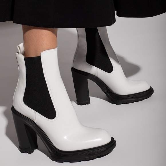 ALEXANDER MCQUEEN PATENT LEATHER WHITE BLACK TREAD HEELED MOD ANKLE BOOTS - Picture 2 of 16